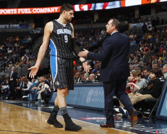 作何感想？印尼61分钟4球落后，新帅克鲁伊维特场边沉思.