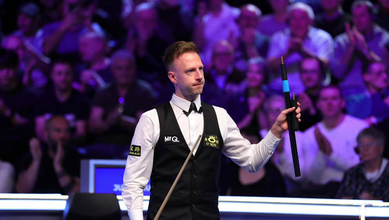 郑钦文高情商回应“总决赛合照C位”：老外拍照没固定位置，随意排的东南早报.